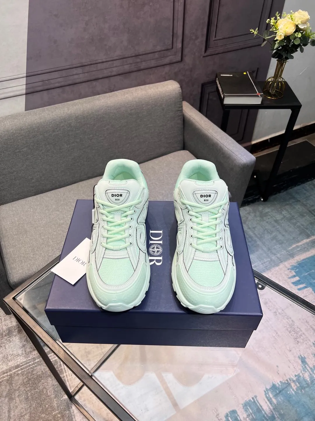 Men's shoes 💰600 high version joint model 🍸 Dior Dior The Island co-branded B30 sneakers follow the trend of the retro market and are Dad Shoes style shoes. The Dior logo on the tongue also indicates that this pair of shoes is the B30 model! B30 uses fine-textured leather and mesh cloth materials to form a shoe body. There are conspicuous letters CD on both sides of the shoe body to indicate the identity. Many lines on the shoe body outline the details, making the shoes look less monotonous and full of retro flavor. ♺ Upper: Original customized technical fabric + mesh ♺ Inner lining: Original customized breathable lining ♺ Outsole: Original molded IP foam + TPU outsole ♺ Heel height: 3.5cm ♺Code number: 39-44 (45 46 customized)